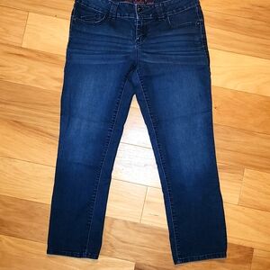 Elle Jeans Women's size 6, straight leg, crop jeans.  Inseam is 25